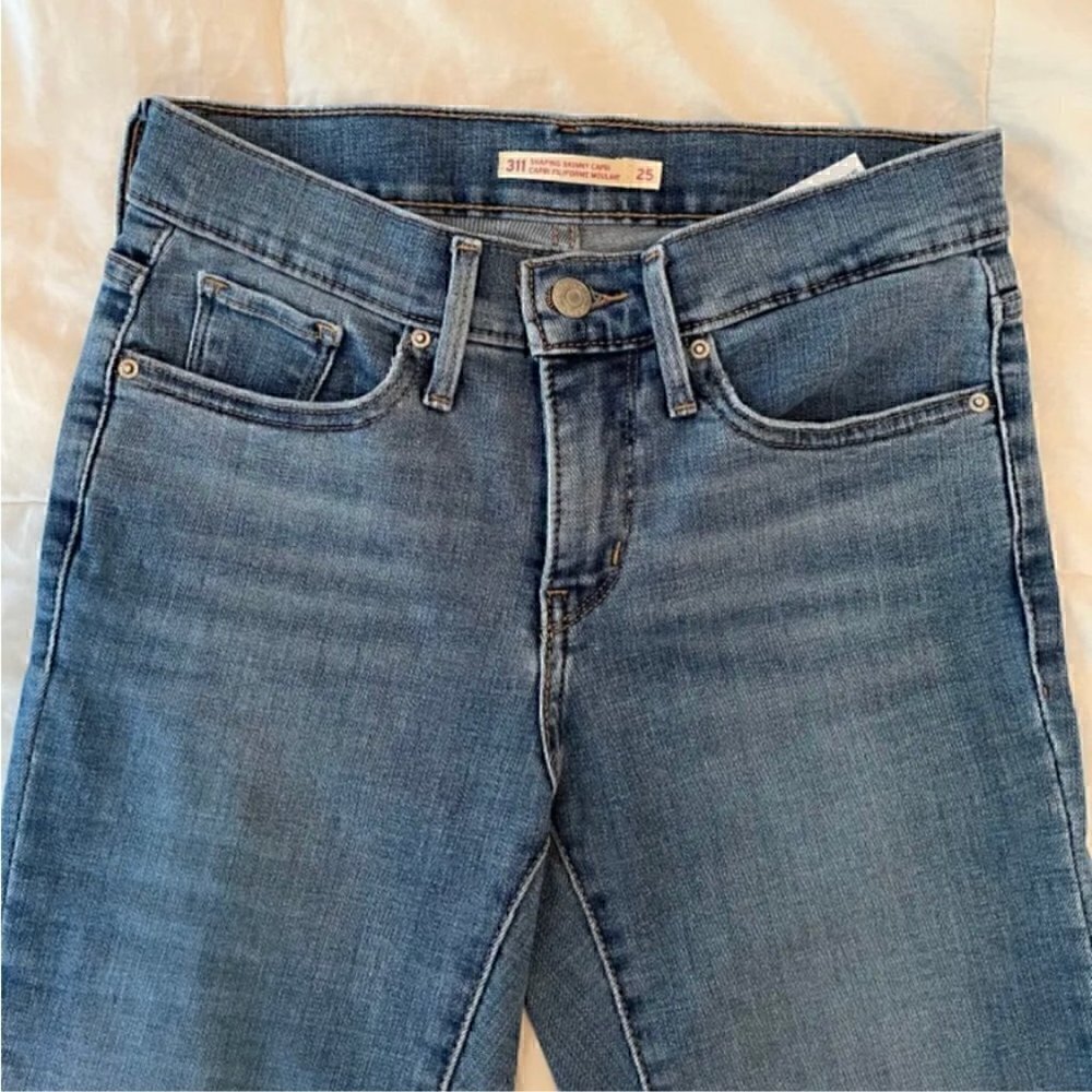 Brand New 311 Shaping Skinny Mid Rise Capri Jeans | Light to Medium Indigo Wash - Picture 6 of 8